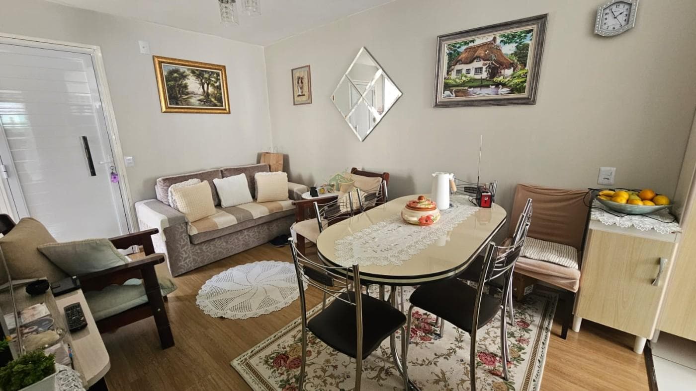 Sala de estar e jantar integrada com sofa claro, mesa de jantar e decoracao rustica